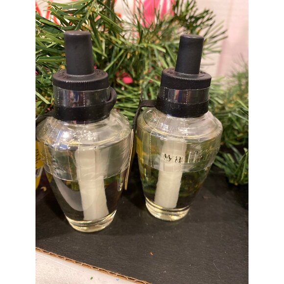 Bath & Body Works “Feliz Navidad” 2 New Holiday Wallflower Refills - Picture 5 of 5